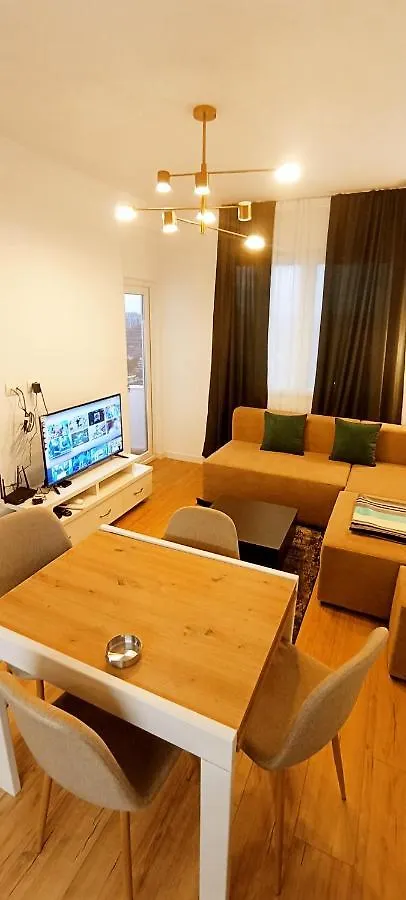 Old Train Apartment تيرانا ألبانيا