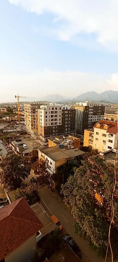 Old Train Apartment تيرانا