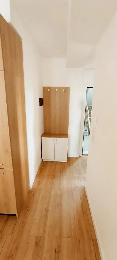 Old Train Apartment تيرانا