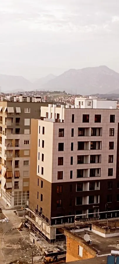 Old Train Apartment تيرانا