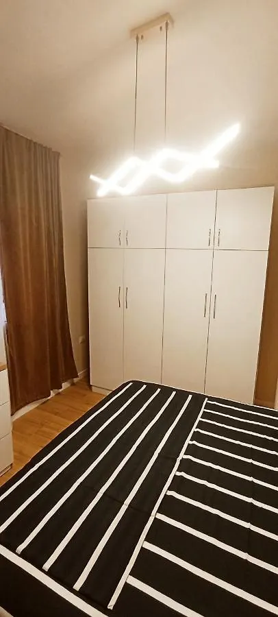 Old Train Apartment تيرانا ألبانيا