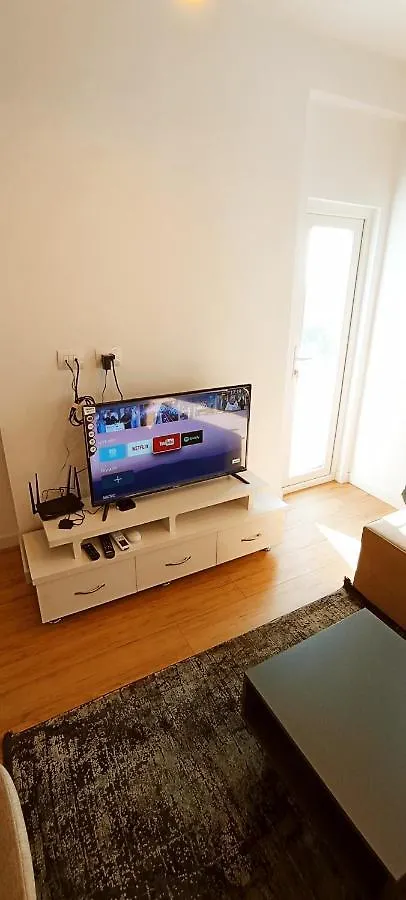 Old Train Apartment تيرانا